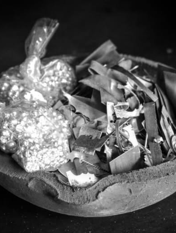 Fotografía en blanco y negro de plata y material de trabajo